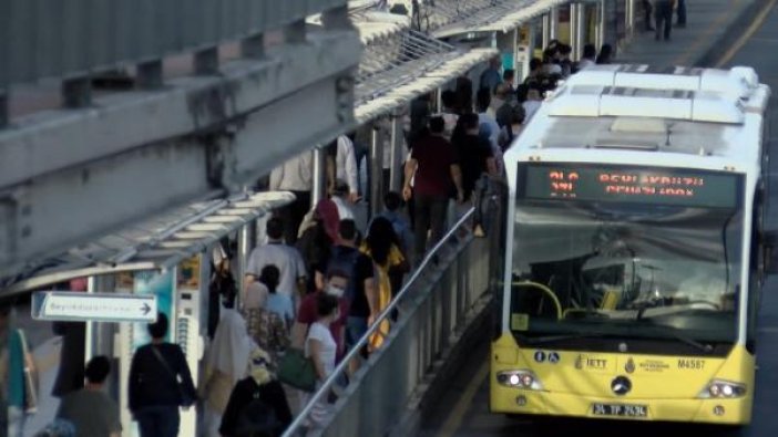 Cevizlibağ metrobüslerde iş çıkışı yoğunluk