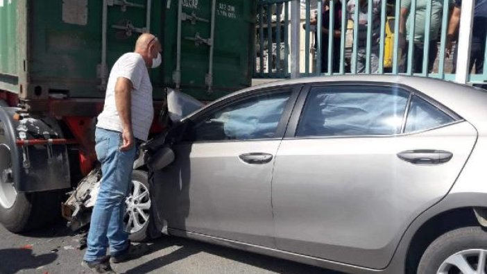 TIR'a çarptı; anne öldü, oğlu ve gelini yaralı