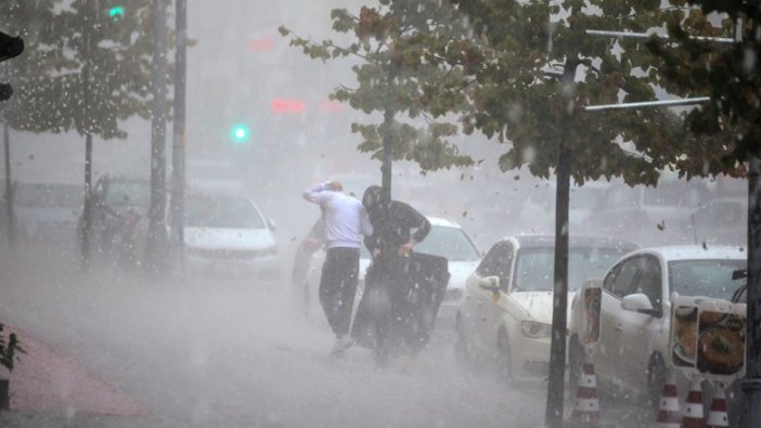 Alt geçitte araçlar mahsur kaldı