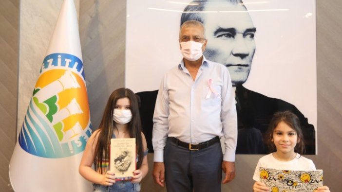 Mersin'de oynadıkları parkı temizleyen iki kardeş ödüllendirildi