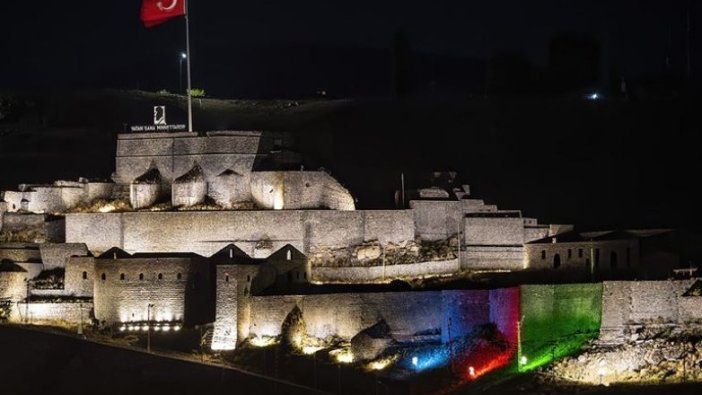 Azerbaycan'ın renkleri Kars Kalesi'ne ışıkla yansıtıldı