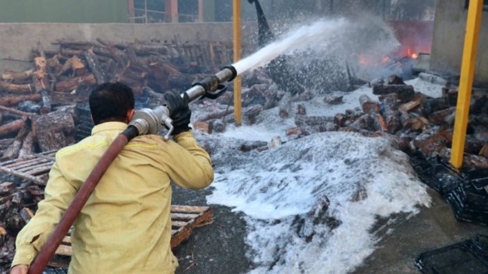 Hatay'daki orman yangını kontrol altına alınmaya çalışılıyor