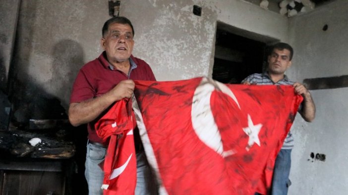 Küle dönen evdeki Türk bayrakları yanmadı