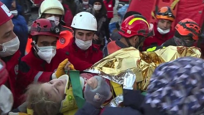 İzmir'de yaklaşık 65 saat sonra 3 yaşındaki Elif enkazdan yaralı çıkarıldı