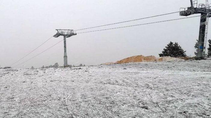 Cıbıltepe Kayak Merkezi'ne mevsimin ilk karı düştü