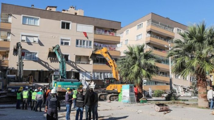 Depremde çöken Barış Sitesi'nde yıkım çalışması başlatıldı