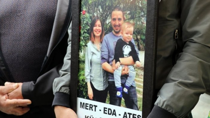 İzmir'de depremde hayatını kaybeden çift ve 2 yaşındaki çocukları toprağa verildi