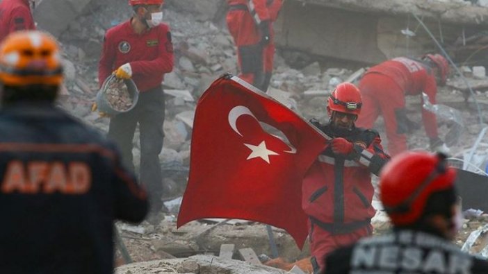 Enkaz çalışmalarında kurtarma ekibinden 'Türk bayrağı' hassasiyeti