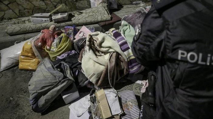 Yağcıoğlu Apartmanı'nın enkazından çıkarılan eşyaları polis koruyor