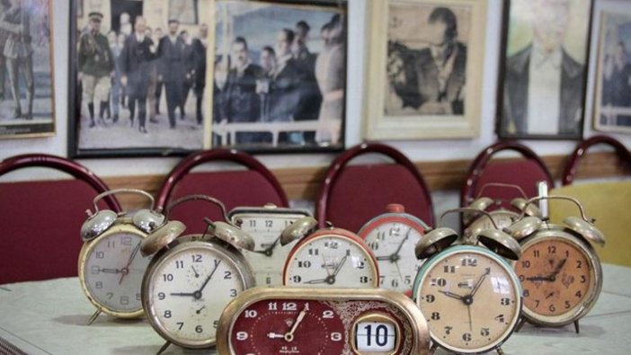 Atatürk posterleriyle donatılan kahvehanede saatler her zaman 9'u 5 geçiyor