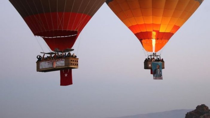 Kapadokya'da balonlar, Türk bayrağı ve Atatürk posterleriyle uçtu