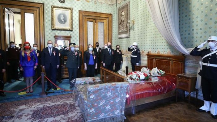 Atatürk 82 yıl önce ebediyete intikal ettiği Dolmabahçe Sarayı'ndaki odasında törenle anıldı
