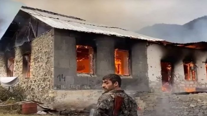 Kelbecer'i terk eden Ermeniler evleri ve ormanları yakıyor