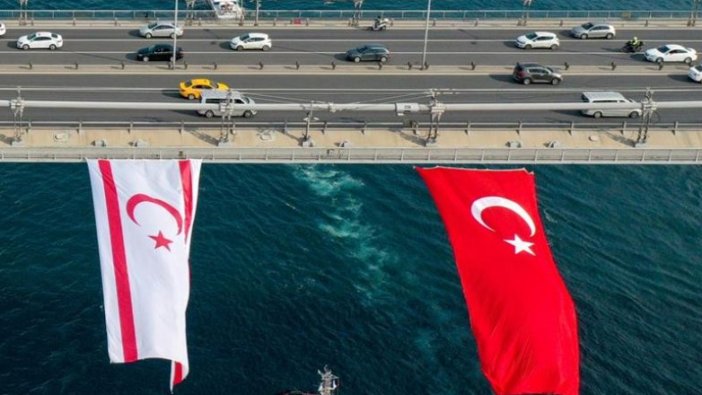 15 Temmuz Şehitler Köprüsü'ne Türkiye ve KKTC bayrakları asıldı