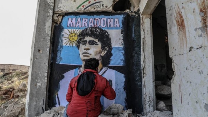 İdlibli grafiti sanatçısı Maradona'nın resmini enkaza dönüşen duvara çizdi
