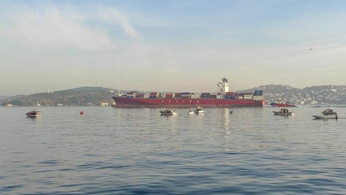 Dev konteyner gemisi İstanbul Boğazı'ndan geçti