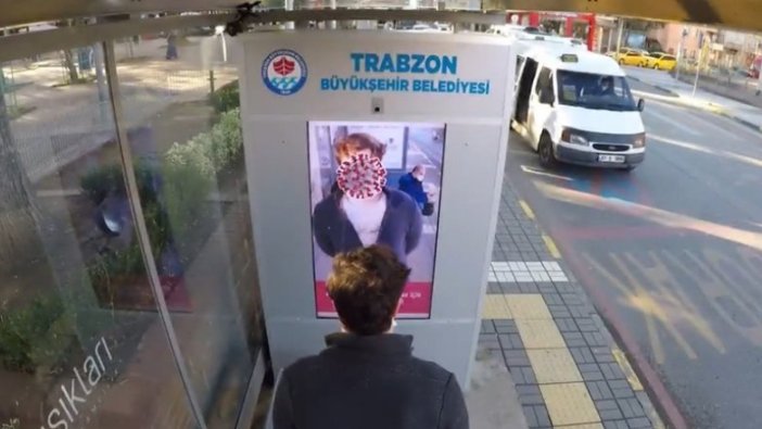 Trabzon'da maske takmayanlar, yüzünü koronavirüse çeviren özel yazılımlı dijital ekranlarla uyarılıyor
