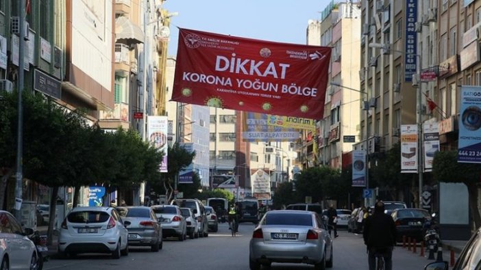 Hatay'da bazı mahallelere 'korona yoğun bölge' afişi asıldı