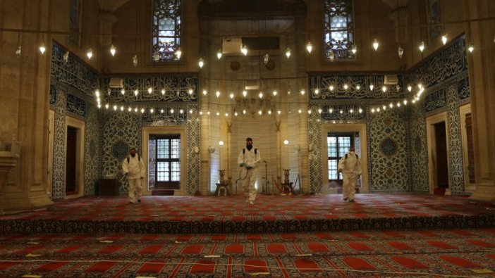Selimiye Camisi cuma namazı öncesi dezenfekte edildi