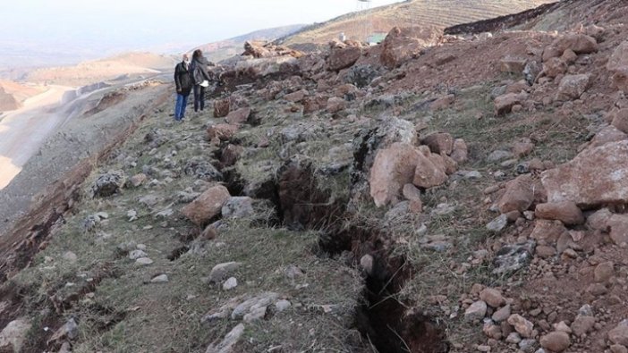 Siirt depreminin ardından oluşan derin yarıklar görüntülendi