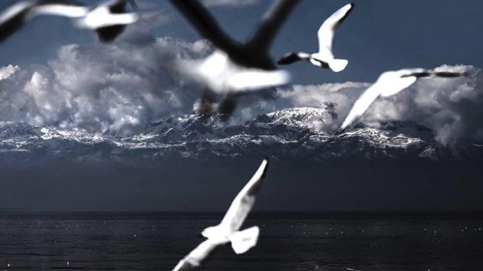 Anamas Dağı'nın yükseklerinde kar, eteklerinde sonbahar havası var