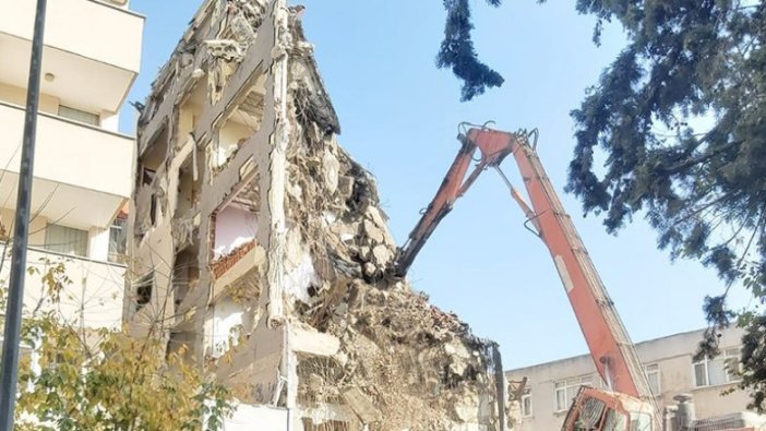 Kartal'da risk taşıyan 10 katlı binanın yıkımı gerçekleştirildi