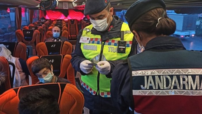 İstanbul'da jandarma ekipleri şehirler arası otobüslerde Kovid-19 tedbirlerini denetledi