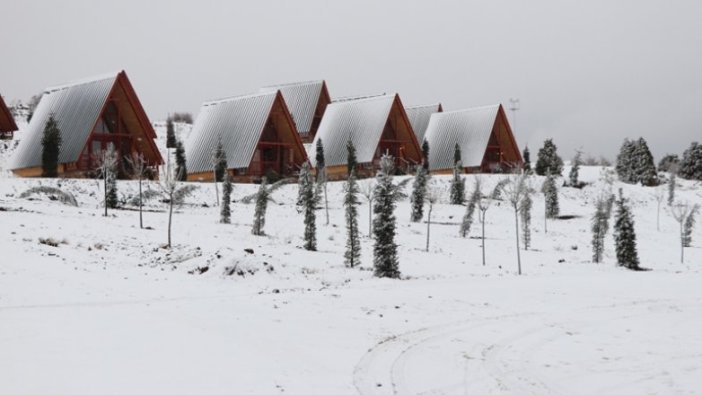 Yıldız Dağı Kayak Merkezi'ne kar yağdı
