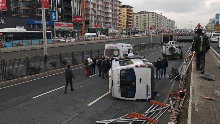 Diyarbakır'da yolcu minibüsü devrildi: 7 yaralı
