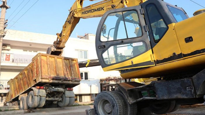 Freni boşalan hafriyat kamyonu bahçe duvarında asılı kaldı