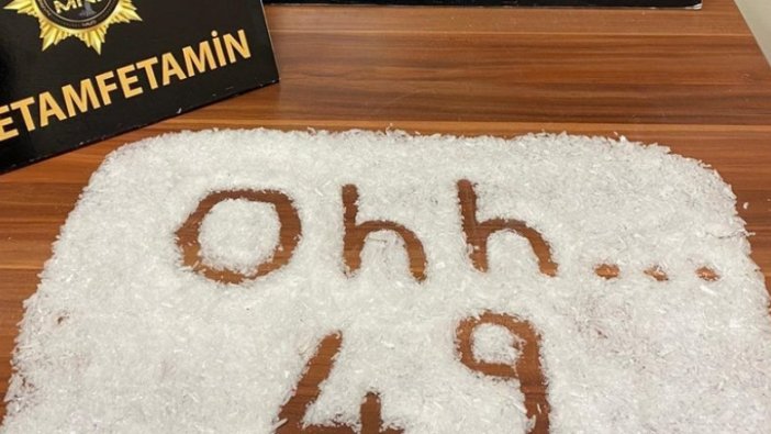 Muş'ta polisler ele geçirdikleri uyuşturucuyla "ohh" yazdı