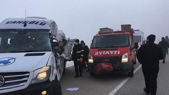 Hakkari'de minibüs ile tır çarpıştı