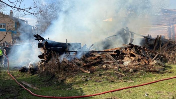 Karabük'te metruk ev yandı