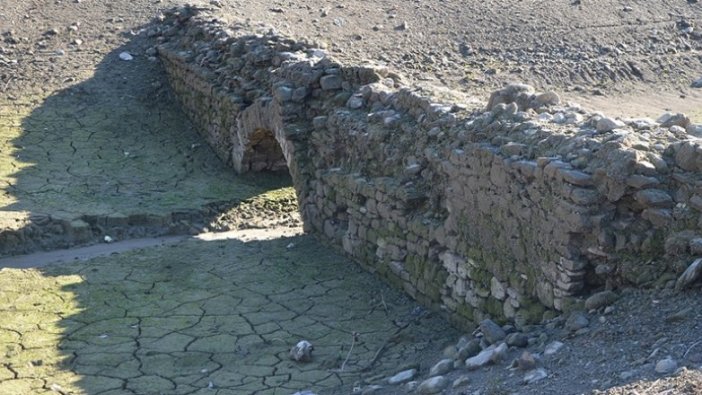 Tarihi köprü sular çekilince gün yüzüne çıktı