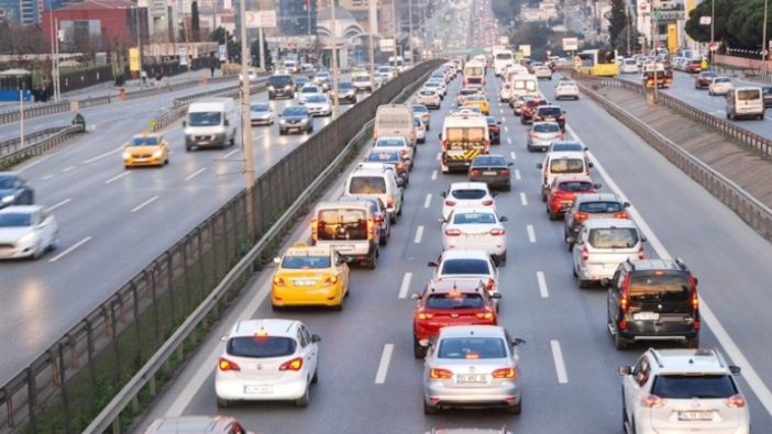 İstanbul'da kısıtlama sonrası trafikte oluşan yoğunluk sürüyor
