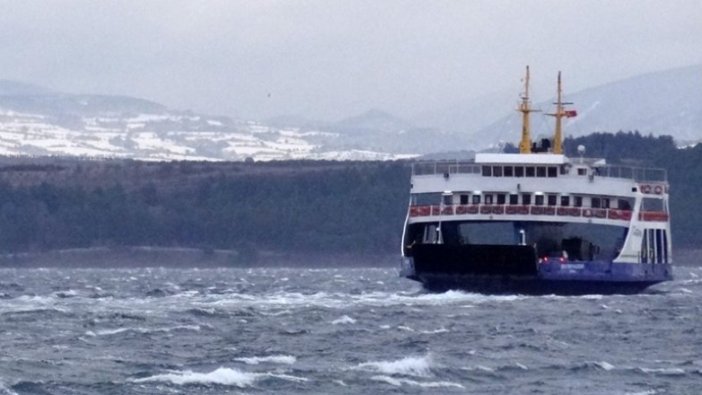 Bozcaada ve Gökçeada feribot seferlerine fırtına engeli
