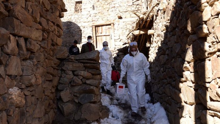 Filyasyon ekipleri karla kaplı dağ köylerinde salgının izini sürüyor