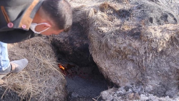 Konya'da kuruyan göl yatağındaki yanan toprak şaşırtıyor