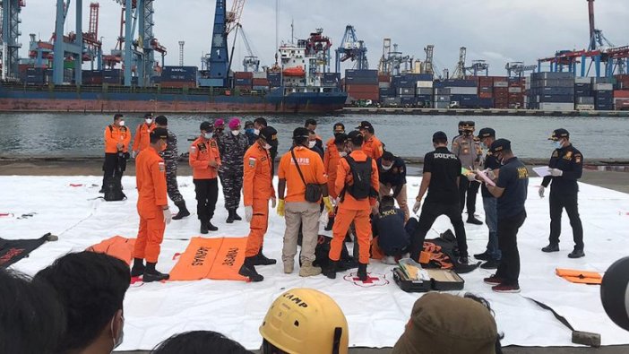 Endonezya’da denize düşen yolcu uçağına ait kara kutunun yeri tespit edildi