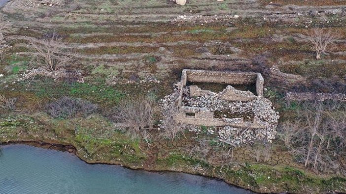 Aydın'da baraj suyu çekilince eski mahallenin kalıntıları ortaya çıktı