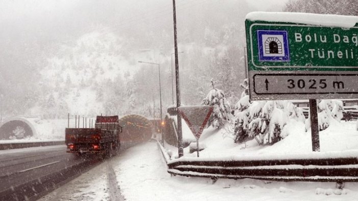 Bolu Dağı'nda yoğun kar yağışı etkisini sürdürüyor