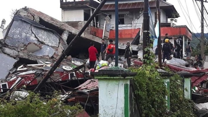 Endonezya'daki depremde ölenlerin sayısı 73'e yükseldi