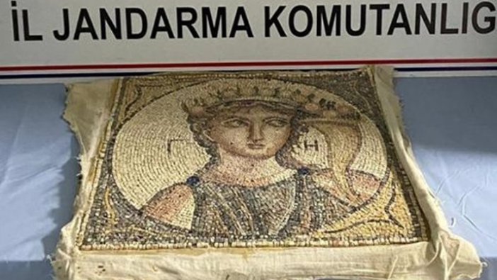 İzmir'de 2 bin yıllık olduğu değerlendirilen mozaik ele geçirildi
