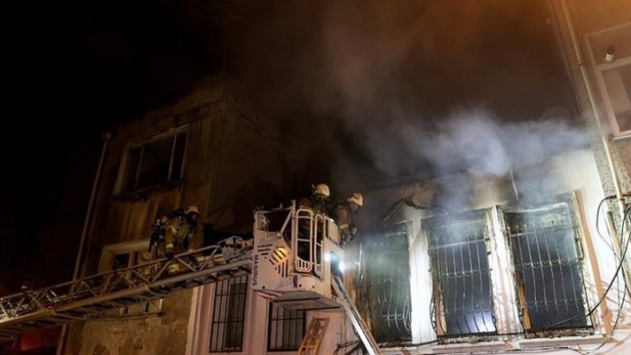 Fatih'te iki katlı binada çıkan yangın söndürüldü