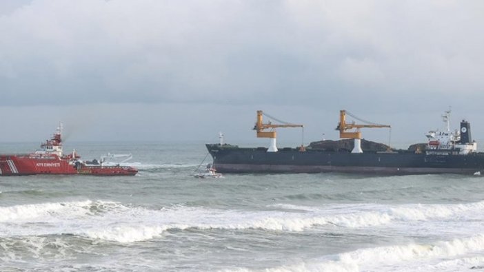 Beykoz'da makine arızası nedeniyle demir atan kargo gemisi Ahırkapı'ya götürülüyor