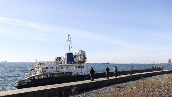 Zeytinburnu Sahili'nde karaya oturan gemide inceleme
