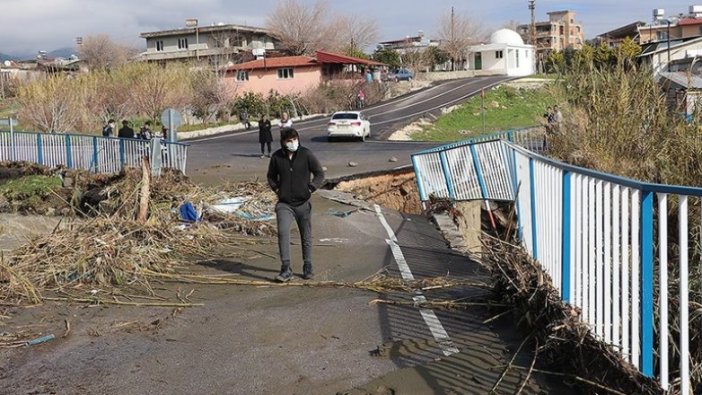 Hatay'da sağanak ve kuvvetli rüzgar nedeniyle bir köprü zarar gördü, tarım arazileri su altında kaldı