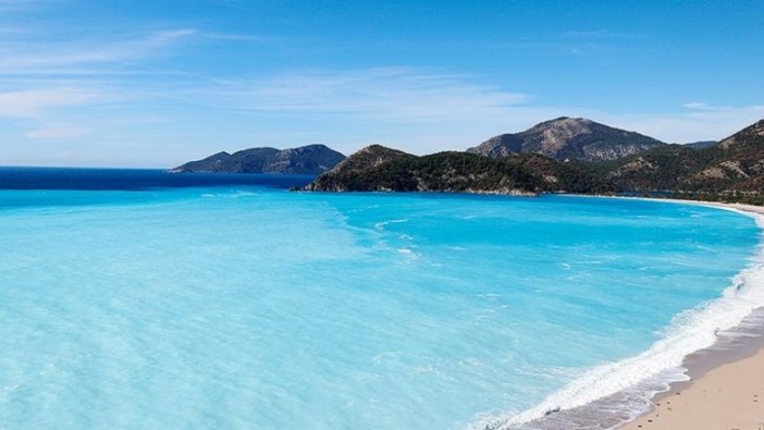 Fethiye'de rengi turkuaza dönen deniz görenleri şaşırttı