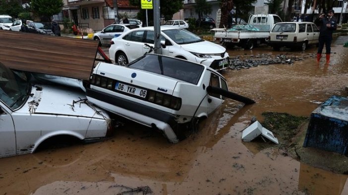 İzmir'de şiddetli yağışın yol açtığı zarar büyüyor