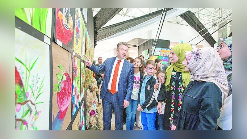 Bilgi Evleri kursiyerlerinden resim ve ebru sanatı sergisi